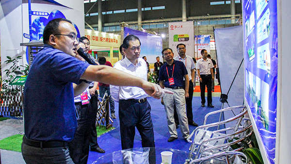 安徽省副省長(zhǎng)張曙光聽取托普云農(nóng)介紹省市級(jí)大數(shù)據(jù)平臺(tái)、病蟲害監(jiān)測(cè)預(yù)警平臺(tái)