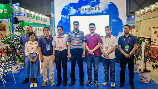 安徽省植?？傉菊鹃L(zhǎng)黃秋云（左5）副站長(zhǎng)曹明坤（左4）副站長(zhǎng)張啟勇（右2）