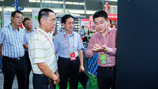 安徽省植?？傉靖闭鹃L(zhǎng)曹明坤、副站長(zhǎng)李鋼一行聽取病蟲害監(jiān)測(cè)預(yù)警平臺(tái)詳細(xì)介紹