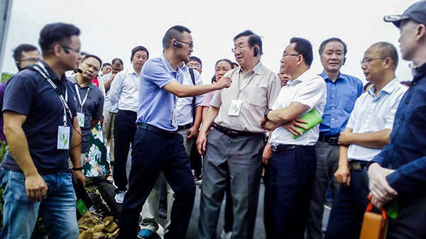 托普云農(nóng)陳渝陽(yáng)董事長(zhǎng)陪同劉天金主任、陳宗懋院士參觀現(xiàn)場(chǎng)