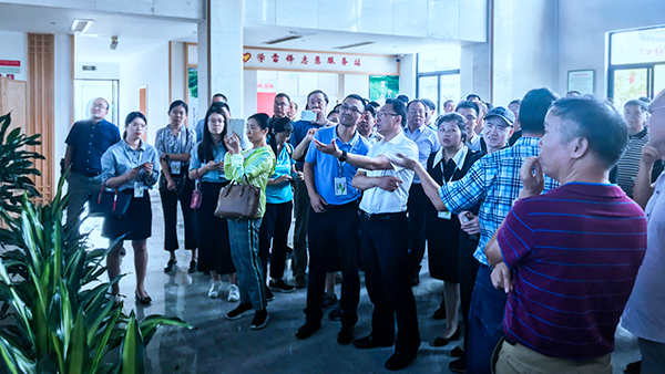 劉主任與陳董事長(zhǎng)就投屏上的病蟲害監(jiān)測(cè)預(yù)警系統(tǒng)做深入交流