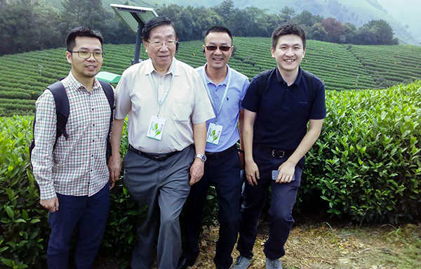 陳宗懋院士、陳渝陽(yáng)董事長(zhǎng)、陳曦經(jīng)理在茶園殺蟲燈面前合影