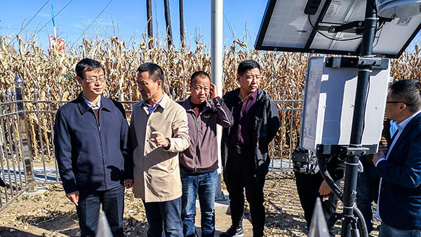 謝建華副主任與托普云農(nóng)陳渝陽董事長就黑土地保護問題做深入交談 謝建華副主任與托普云農(nóng)陳渝陽董事長就黑土地保護問題做深入交談