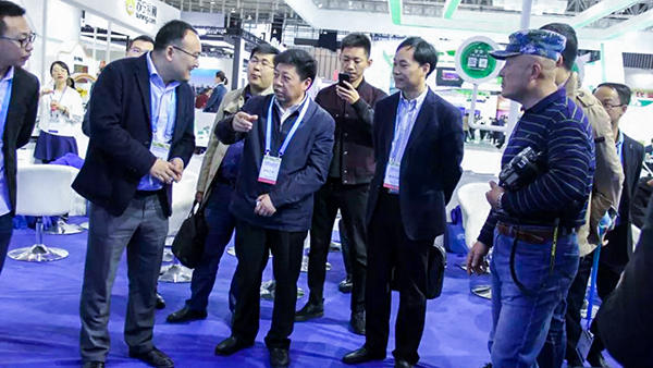 江蘇省淮安市肖進方副市長一行、山西省農(nóng)牧業(yè)信息中心馮耀斌主任蒞臨展位。