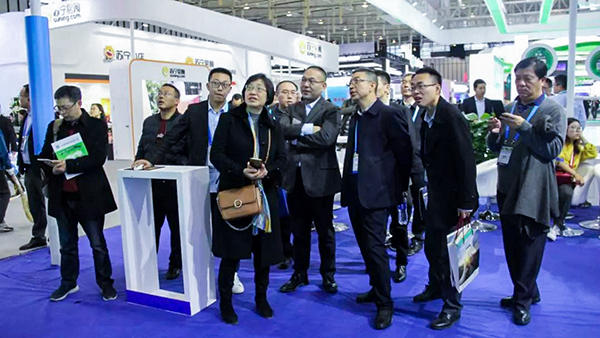 江蘇省淮安市肖進方副市長一行、山西省農(nóng)牧業(yè)信息中心馮耀斌主任蒞臨展位。