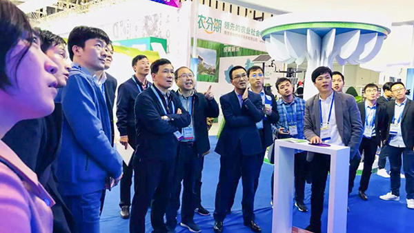 浙江省農(nóng)業(yè)農(nóng)村廳林健東廳長(zhǎng)一行關(guān)注浙江省智慧農(nóng)業(yè)云平臺(tái)新業(yè)務(wù)模塊建設(shè)及應(yīng)用情況。