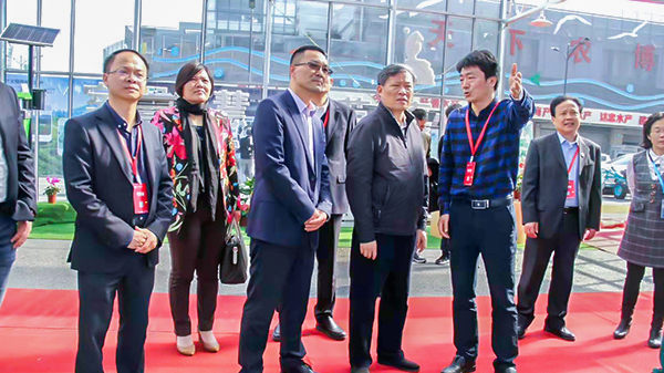 浙江省政協(xié)副主席、黨組副書記孫景淼蒞臨展位聽取浙江省數(shù)字農(nóng)業(yè)系統(tǒng)介紹匯報