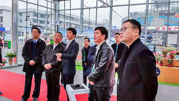 浙江省政協(xié)副主席、黨組成員黃旭明蒞臨展位聽取浙江省數(shù)字農(nóng)業(yè)系統(tǒng)介紹匯報