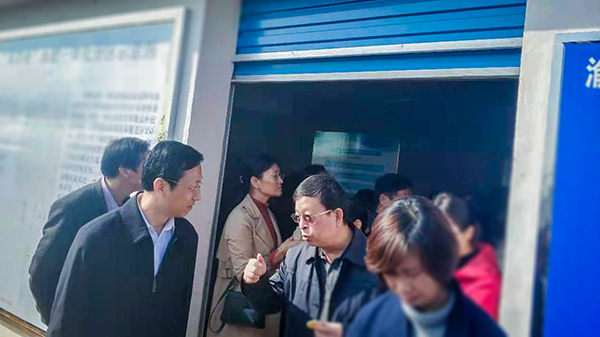 全國農(nóng)技推廣中心王福祥副主任、江西農(nóng)業(yè)農(nóng)村廳劉光華副廳長就水肥一體化系統(tǒng)做深入交流